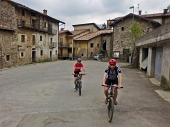 Salita al Monte Molinasco in MTB (in sella o in groppa) da Zogno il 23 aprile 2011 - FOTOGALLERY